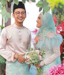 Memiliki penampilan layaknya seorang artis idola tentu diinginkan oleh setiap wanita, baik untuk acara santai maupun acara resmi. Dah La Tak Pakai Baju Kurung Media Hiburan