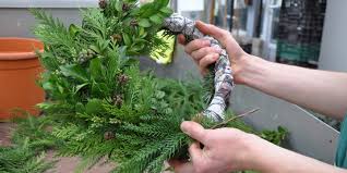 Ein adventskranz basteln erfordert naturliche materialen und viel geduld. Adventskranz Binden Schritt Fur Schritt Erklart Das Grune Telefon