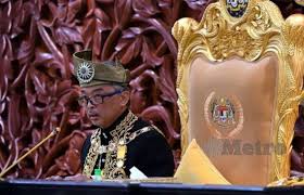 Agong Kurnia Biasiswa Kepada 11 Penuntut