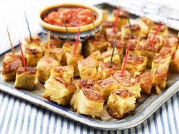 11 Spanische Tapasrezepte Die Sie Zu Hause Herstellen Konnen Leckeres Essen Spanische Tapas Rezepte Fingerfood Tapas Rezepte