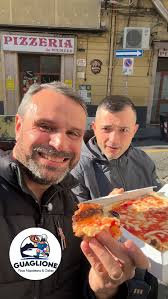 PARTE 01: 🍕🇮🇹✨ Da Michele: a pizzaria mais famosa de Nápoles!,  Imortalizada no filme Comer, Rezar, Amar com Julia Roberts 🇮🇹🎬, ela é um  verdadeiro templo da pizza napolitana 🍅🧀., Fundada em 1870, ...