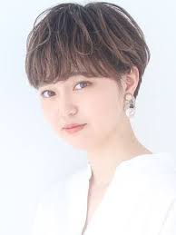 ピュアショート 20代 30代におすすめナチュラル キュート ガーリー エアリー小顔マッシュ 重めバング ベージュ3dカラー ヘアサロン予約 ozmallビューティ メンズ 前髪 パーマ ヘアサロン 毛先パーマ