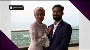 Dengan sekali lafaz, penyanyi yuna sah menjadi isteri kepada adam sinclair di majlis pernikahan yang berlangsung di puncak rimba, bentong pada yuna, atau nama sebenarnya, yunalis datuk mat zara'ai selamat diijab kabul dengan adam atau nama penuh, adam yousof mohamed sinclair oleh. Adam Sinclair Cinta Pandang Pertama Yuna Youtube
