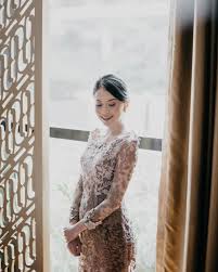 Hal ini bertujuan agar kedua pasangan tetap terlihat lebih istimewa. 10 Kebaya Anti Mainstream Yang Bikin Acara Lamaran Tak Terlupakan