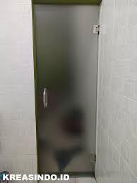 Cermin satu ini sangat cocok diaplikasikan pada kamar mandi dengan material dinding yang didominasi oleh batu alam untuk menambah banyak. Harga Kaca Pintu Kaca Frameless Kaca Cermin Dan Partisi Kaca Kamar Mandi Tempered Update Juli 2021