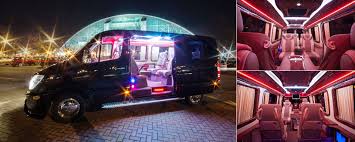 Résultat de recherche d'images pour "limousine style minibus"