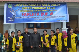 Bola voli adalah olahraga permainan bola besar yang terdiri dari dua grup saling berlawanan dan memiliki anggota tim sebanyak enam orang. Pertandingan Bola Volly Faperta Cup Antar Prodi Se Uncp 2016 Tpb Uncp