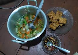 Membuat sambal sederhana dari awal memungkinkan anda mendapatkan tingkat kepedasan yang pas. Resep Sop Sayur Tempe Goreng Dan Sambal Kecap Oleh Nana Yuliana Cookpad