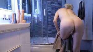 Inventive hottie enjoys dildo fun - adult entertainment at its best