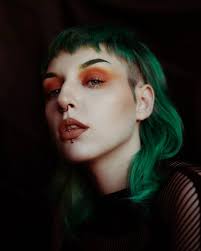 💚 𝕰𝖒𝖊𝖗𝖆𝖑𝖉 𝕮𝖑𝖔𝖚𝖉 🧡 . Portrait of @emeraldxcloud for  #reimaginemay day 28: make up. We had such a fun couple of hours shooting  this in Claudia's living room at the end of