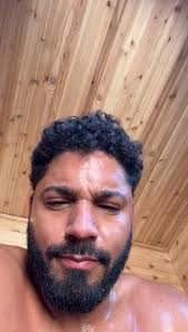 Annie Receives Endless Kisses from Fans