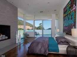 Appena si entra si ha la vista sul fantastico pianoforte dei bieber. Justin Bieber Crams Into His New 6 000sqft Beverly Hills Home For 35k Per Month After Abandoning His Nearby Glass Palace Daily Mail Online