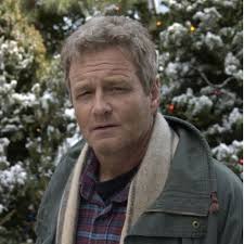 Pe lângă brazi o să găsiţi şi diverse elemente de ornament în spiritul sărbătorii. Finding John Christmas In Cautarea Lui Mos Craciun 2003 Film Cinemagia Ro