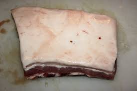 Le costine di maiale al forno sono una ricetta consigliabile da fare per l'inverno, sia perché c'è da usare il forno e sia perché essendo le costine una parte grassa del maiale è meglio consumarle quando fa freddo. Costine Di Maiale Al Forno Cotte A Bassa Temperatura