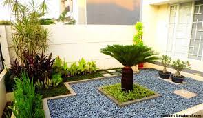 Contoh desain depan rumah minimalis ini cocok diterapkan untuk desain rumah dengan 2 lantai. 7 Desain Taman Kecil Depan Rumah Minimalis Modern Nan Asri