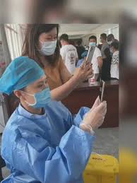 由於所有接種新冠疫苗民眾皆自動得到抽獎機會，加州的疫苗中獎活動 (vax for the win) 參與者高達數百萬，許多騙子也藉此機會，利用民眾期待得獎的心理，騙. å¾®åšæœç´¢