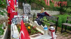 Şehit eren bülbül'ün annesi ayşe bülbül, çok zor zamanlar geçirdiklerini anlatarak, oğlumu toprağa vereli 2 yıl oldu. Eren Bulbul Un Annesi Oglumun Mezarini Ziyaret Eden Ekrem Imamoglu Na Kizgin Degil Kirginim Son Dakika