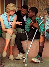 Diana Princess Of Wales With A Victim Of A Land Mine Explosion In Angola 1997 Princess Diana S Sons Prince Harry And Ps Je T Aime Delon Mystere De L Amour