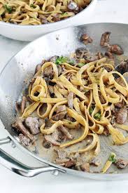 Des Pates Dans Une Sauce Cremeuse Aux Champignons Et Fromage Une Recette Facile Rapid Sauce Cremeuse Aux Champignons Plat Vegetarien Recette Facile Et Rapide