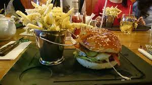 Walk into an industrial style space where a lot of concrete, rugged wood and brick walls painted in white are found in a dimmed lit space… it's an american style diner where the kitchen and bar welcome you with open arms. Cheesburger With Cheese Fries With Garlic Bild Von Vivo Fusion Food Bar Bucuresti Bukarest Tripadvisor