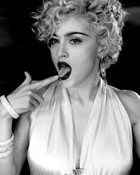 Black And White Music Video Female Singer 90s Pin De Patricia Bechtold Em Madonna Madonna Anos 80 Madonna Cantores