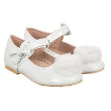 Här hittar du bra finskor till barn där fokus fortfarande är att det ska vara fotriktiga och sköna skor. Ballerinaskor Finskor Och Lackskor Till Barn Och Baby Handla Pa Natet Eller I Var Butik