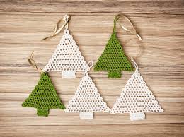 Abbiamo visto come decorare la tavola natalizia, dando anche idee sui segnaposto che possibile realizzare con i diversi materiali presenti in. Alberi Di Natale A Uncinetto Idee Video E Spiegazioni