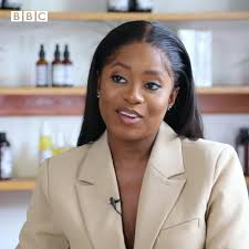 Kiki Osinbajo, tii se ọmọ igbákejì ààrẹ Yemi Osinbajo, bá BBC Yorùbá sọ̀rọ̀  lórí bó ṣe bẹ̀rẹ̀ okoòwò rẹ̀ tó di gbajú-gbajà lónìí, ìbáṣepọ̀ rẹ̀ pẹ̀lú  bàbá rẹ̀ àti ọ̀nà táwọn ọ̀dọ́