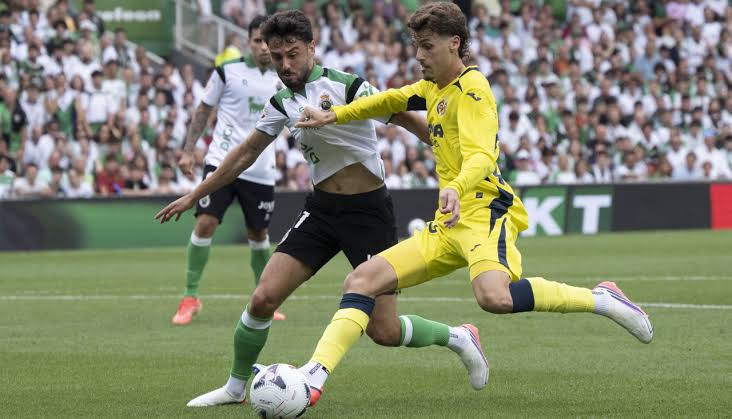 El Racing sorprende a un Villarreal que reaccionó a tiempo (2-2)