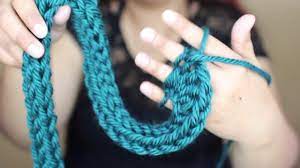 En este video les muestro cómo hacer una bufanda con las manos y en menos de 30 minutos! Tejido Con Solo Los Dedos Como Hacer Una Bufanda De Tejido Youtube