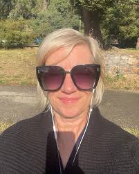 Soaking up some morning light codes! Got to work a little early and  enjoying a few peaceful moments. Sending love and light to all today, Happy  Friday! 🙌✨💖✨🙌