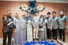 Mempersiapkan perhiasan atau cincin tunangan. Baju Pernikahan Anisa Rahma Syar I Menawan