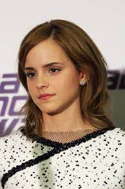 Emma watson has played hermione in the harry potter and belle in beauty and the beast. take a look back at her gorgeous hair evolution! Emma Watson Medium Layered Cut Emma Watson Shoulder Length Hairstyles Lookbook Stylebistro
