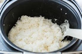 Jaman sekarang masak nasi saja sudah dipermudah dengan hadirnya magicom (penanak nasi otomatis), yang penting takaran airnya sesuai, tidak kurang atau kebanyakan, biasanya 1 ruas jari telunjuk kurang sedikit kalo buat saya. Cara Masak Nasi Putih Agar Tidak Bikin Gendut Makan Dua Piring Kalorinya Jadi Cuma Sepiring Semua Halaman Sajian Sedap