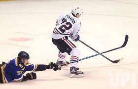 St Louis Blues Colton Parayko Tries To Stop Chicago Blackhawks Artemi Panarin As He Walks In For A Empty Net Goal Artemi Panarin Blackhawks Chicago Blackhawks