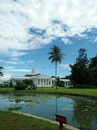 Bila di jakarta terdapat 2 istana yakni negara dan merdeka, maka tiga istana lainnya berada di tiga daerah berbeda seperti istana cipanas, istana agung/gedung agung di yogyakarta dan yang. Istana Negara Bogor Istana
