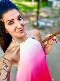 Hello...could I have a nut please....and clean your cat flap"!🤭🤣🤣🐿🥰