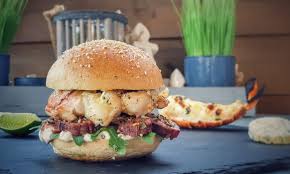 Langusten Surf Turf Burger Mit Flank Steak Und Langustenschwanz Rezept Fur Einen Exklusiven Surf Turf Burger Lebensmittel Essen Langusten Essen