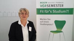 Dr Lucia Wickert Vom Rheinischen Bildungszentrum In Koln Erklarte Den Studieninteressierten Welche Naturwissenschaftlichen Ken Medizinstudium Studium Medizin