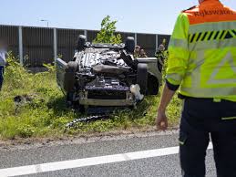Bestuurder onder invloed over de kop met twee kinderen in auto, man aangehouden