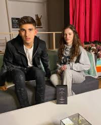 Sebastian dobrincu, cel mai tânăr milionar din silicon valley, exmatriculat în românia şi lăudat peste hotare, a vorbit la sinteza zilei despre abilitățile de care are nevoie noua generație pentru a face perfomanţă în toate domeniile vieţii. Cel Mai Tanar Milionar Roman Are O Noua Iubita Din Showbizul Muzical Si Au Afisat Relatia La Scurt Timp Dupa Ce Au Lansat O Piesa Impreuna Si Si Au Socat Fanii