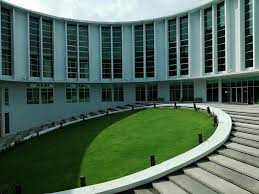 It is located about 30 kilometers northwest of kuala lumpur and 20 km nnw from shah alam, the state capital of selangor. Suasana Di Luar Ptar Ucs Kampus Ptar Kampus Puncak Alam Facebook