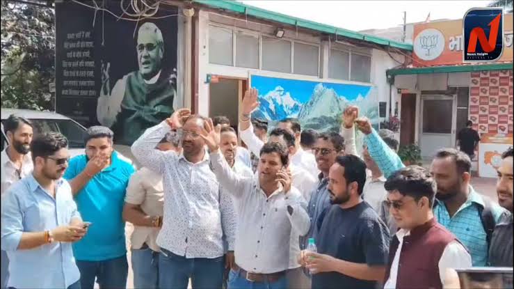 लाए थे लड्डू जों बट ना सके , तो बीजेपी के नाराज फूफाओ ने नहीं होने दी  जॉइनिंग, घर आने वाले मेहमानों के साथ ऐसा व्यवहार क्या ठीक हैं , भाजपा  प्रदेश कार्यालय में चकराता को लेकर फिर घमासान!, लोगों की ...