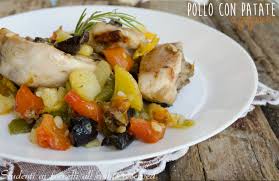 Il pollo ai peperoni è un secondo piatto di carne bianca preparato con cosce e sovracosce di pollo e peperoni. Pollo Con Patate E Peperoni Cottura In Forno O In Padella Secondi