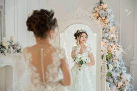 We did not find results for: Schone Braut In Einem Hochzeitskleid An Einem Spiegel In Weihnachten Madchen Wiederholt Die Frisur Und Make Up Lizenzfreie Fotos Bilder Und Stock Fotografie Image 71077375