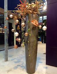 Hoge Vaas Met Takken En Ballen In 2020 Moderne Kerst Kerst Bloemstukken Kerstperiode