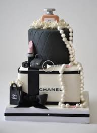 Culinary Capers Remporte De Nouveaux Prix Pour Le Gateau Chanel Et Le Meilleur Design De Tabl Chanel Birthday Cake Chanel Cake Beautiful Birthday Cakes