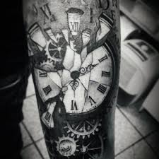 Que symbolisent les montres à gousset dans les tatouages? Quelle Est La Signification Du Tatouage D Horloge