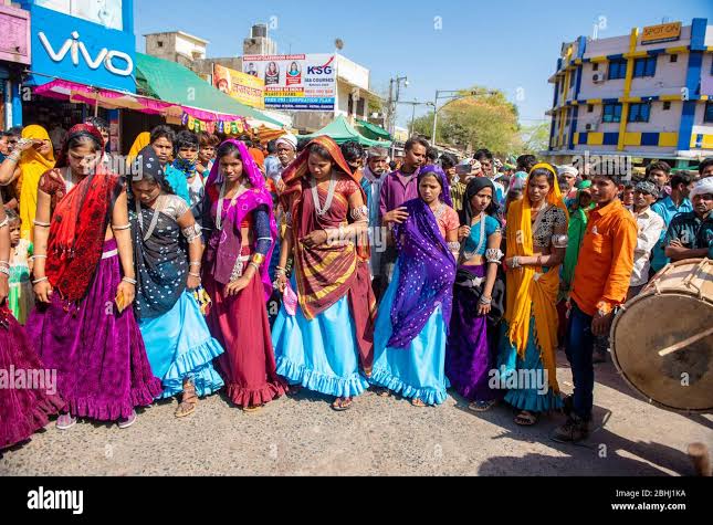 Jhabua / India 8 January 2020 Indian bhil tribal young women dancing on drum ( dhol ) beats during Bhagoria Festivalat Jhabua districts of Madhya Pra Stock Photo - Alamy