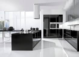Elige paredes y suelos de madera en tonos claros, tales como el blanco o el gris muy claro. Cocinas En Blanco Y Negro Una Tendencia Para 2019